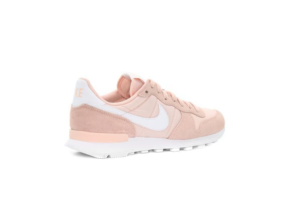 Nike 2025 internationalist coral